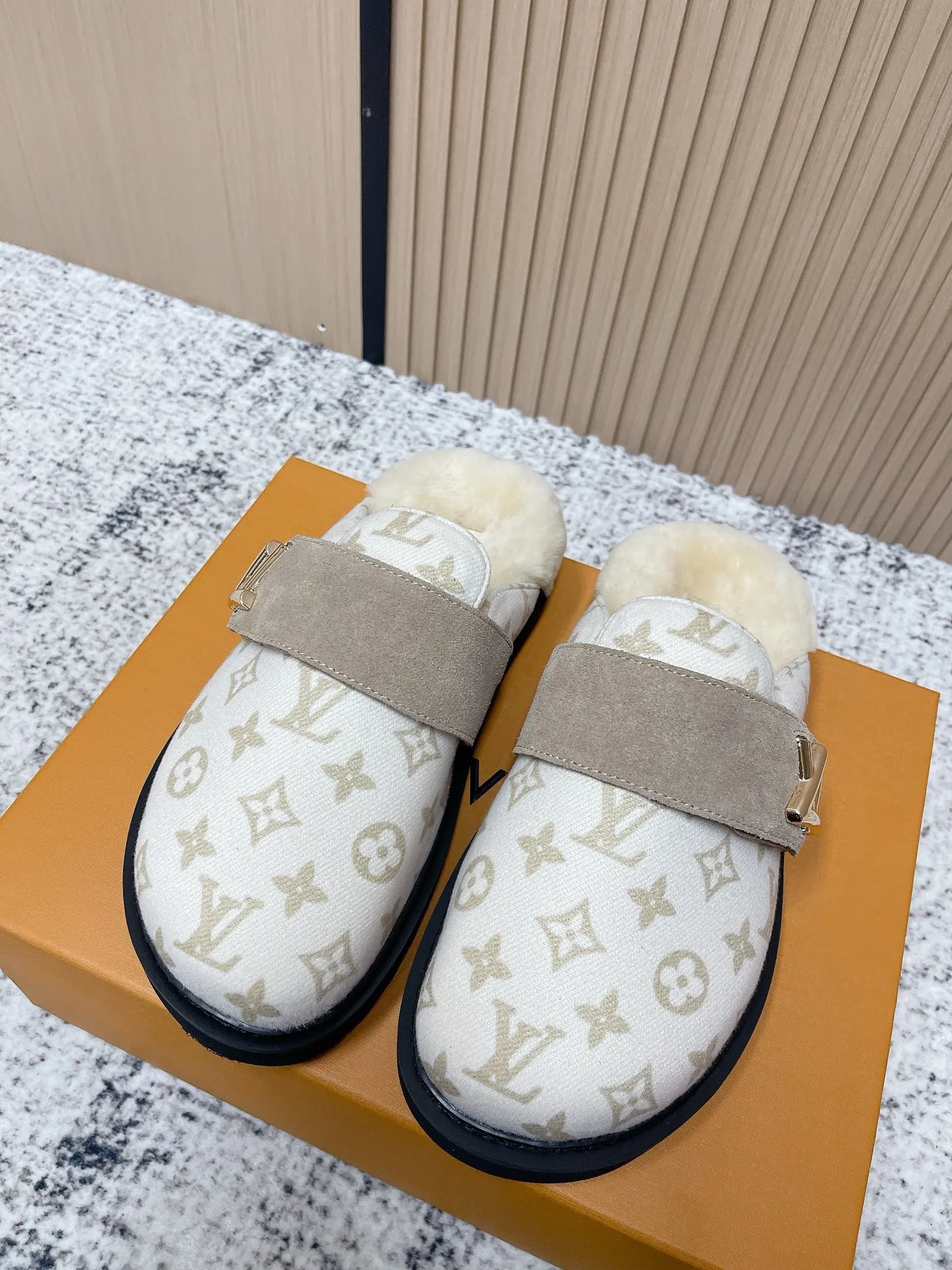 [L Home] P: 500💰 Size: 35-46 (female 40.41, male 45 46 custom-made) Top version Louis vuitton Lv top version LV couple's wool slippers New couple's Birkenstock slippers Cute and loveable, the foot feel is not too good Simple and high-end Sling-hee design Ready to wear and go Good news for lazy people Upper imported cowhide/imported old floral cloth Original hardware buckle, original molded high-density foam outsole Fabric: Yangjing/classic jacquard fabric Lining: imported wool lining Sole: original foam combination sole